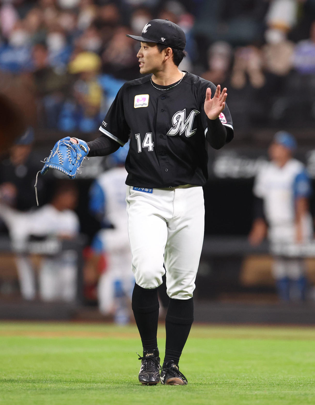 日本ハム対ロッテ　5回裏を無失点に抑えグラブをたたく小島（撮影・佐藤翔太）
