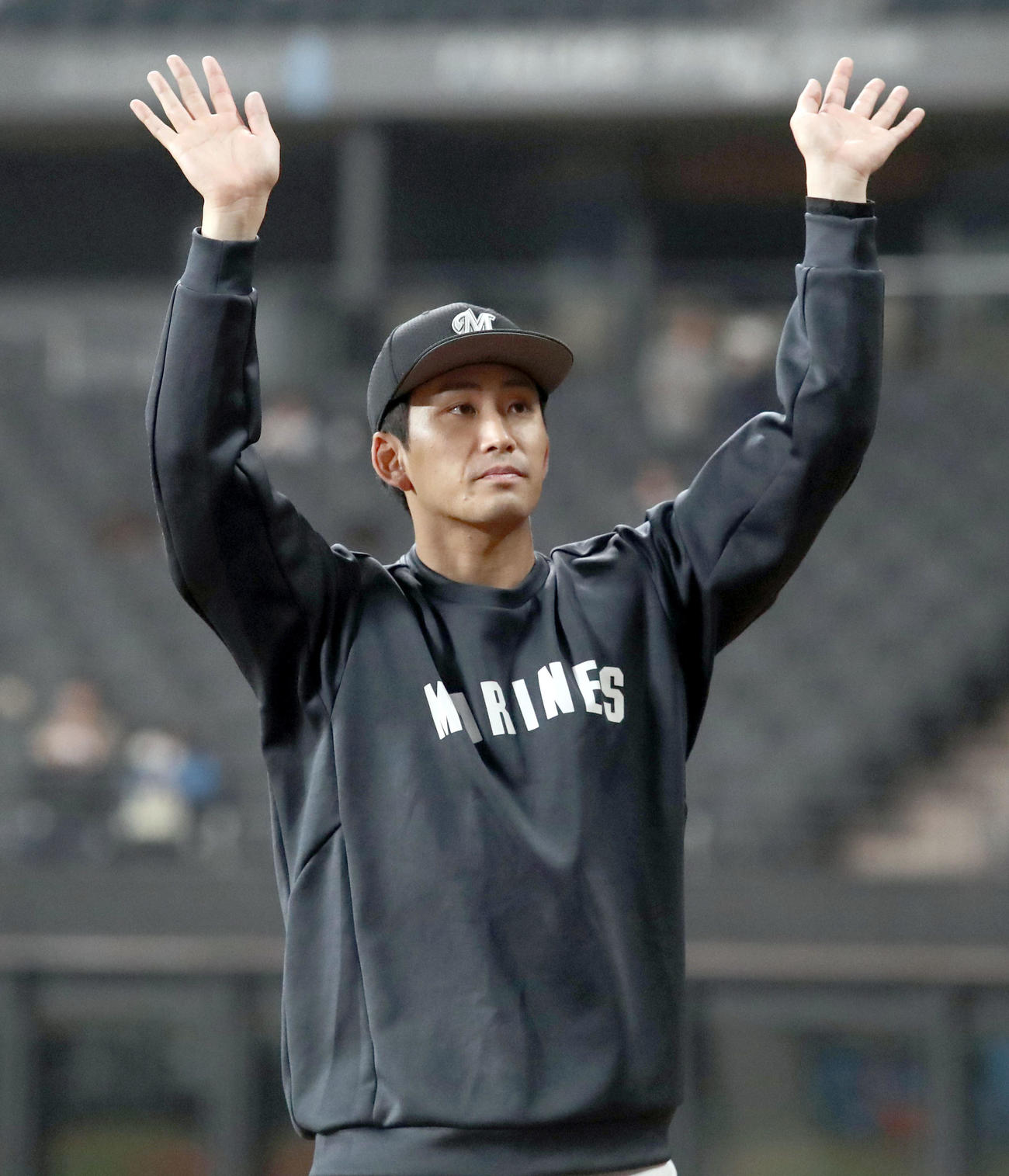 日本ハム対ロッテ　スタンド応援席のファンに向かって手を振るロッテ小島（撮影・佐藤翔太）