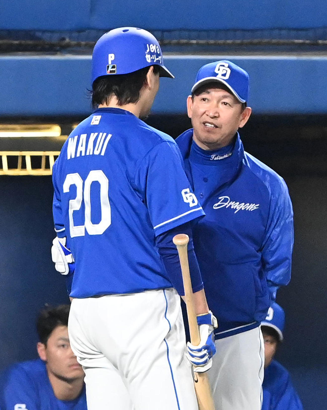 ヤクルト対中日　4回表中日1死満塁、打席に向かう涌井（左）にアドバイスをする立浪監督（撮影・前岡正明）