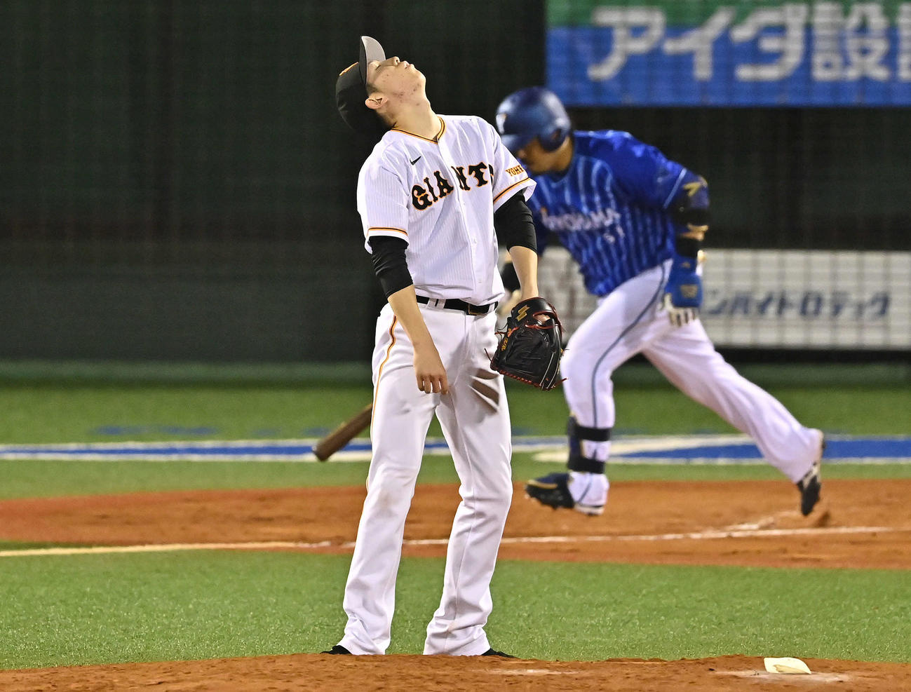 巨人対DeNA 8回表DeNA1死三塁、宮崎（後方）に中前適時打を浴び、天を仰ぐ戸郷（撮影・滝沢徹郎）