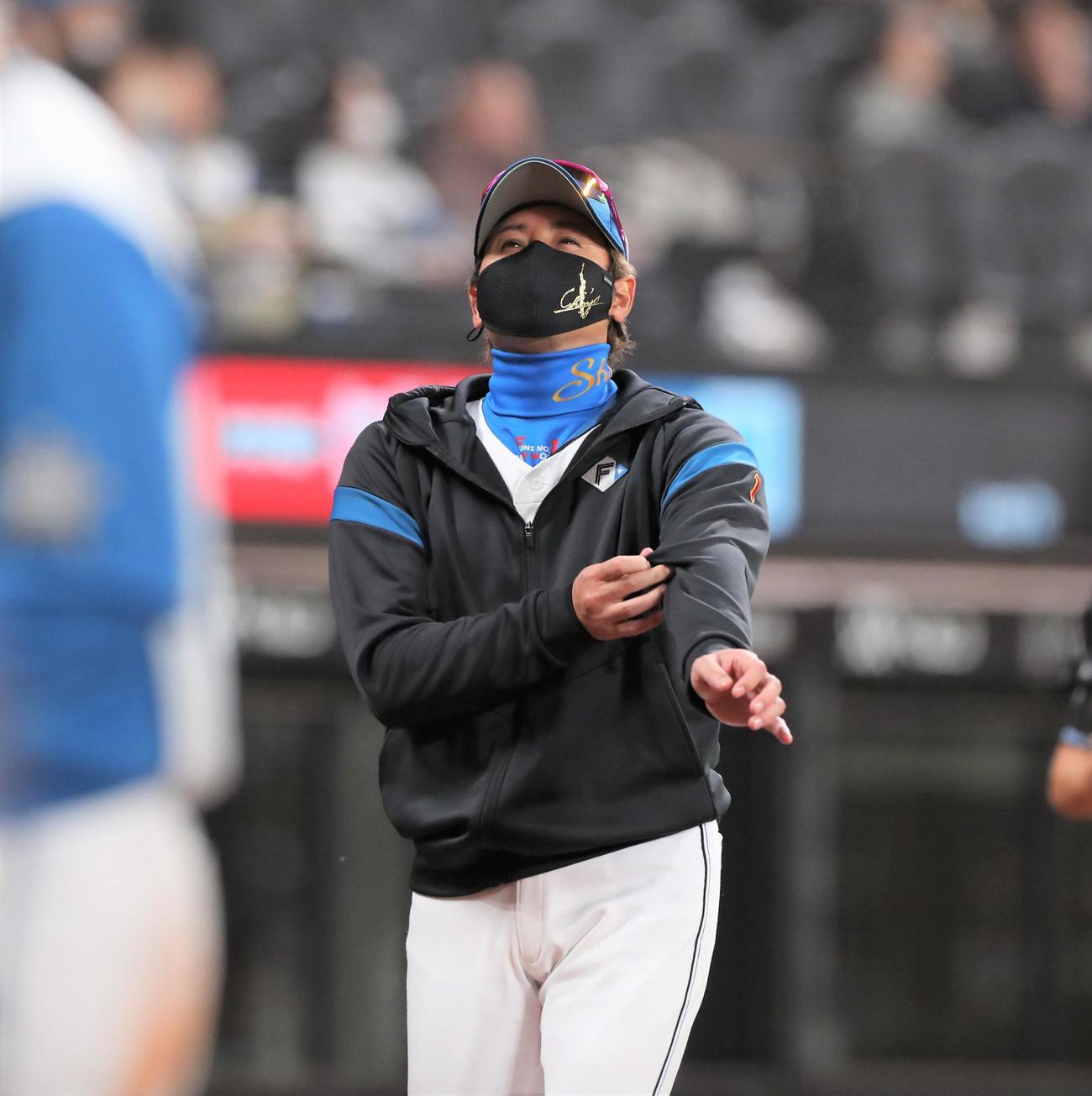 日本ハム対ロッテ　選手交代を告げる新庄監督（撮影・黒川智章）