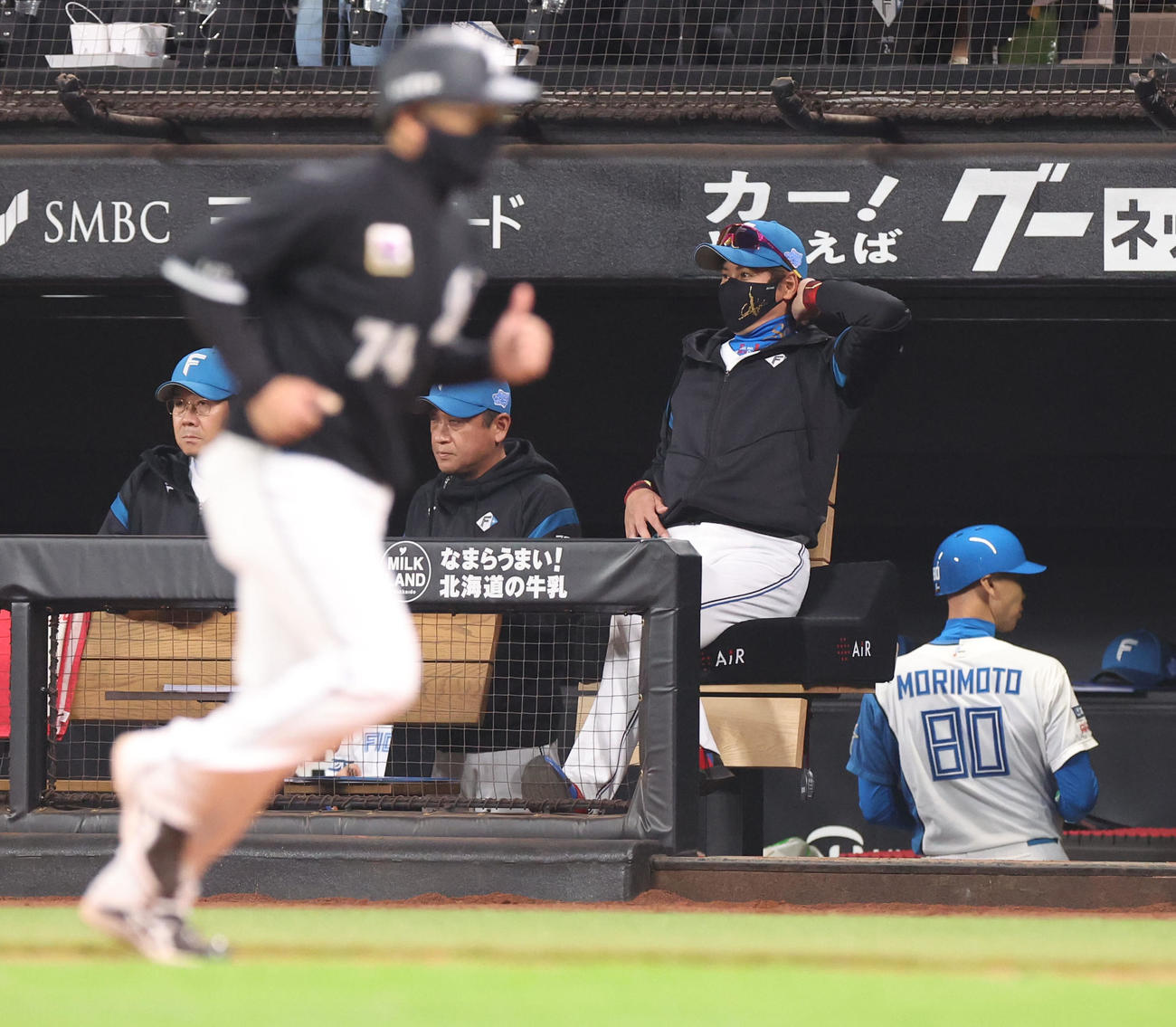 日本ハム対ロッテ　ベンチで頭を抱える日本ハム新庄監督（撮影・佐藤翔太）