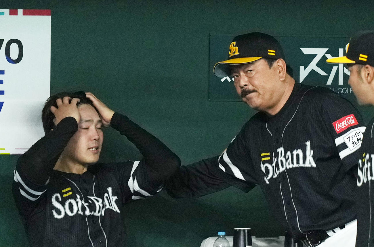 西武対ソフトバンク　5回裏途中で交代したソフトバンク石川（左）に声をかける藤本監督（撮影・横山健太）