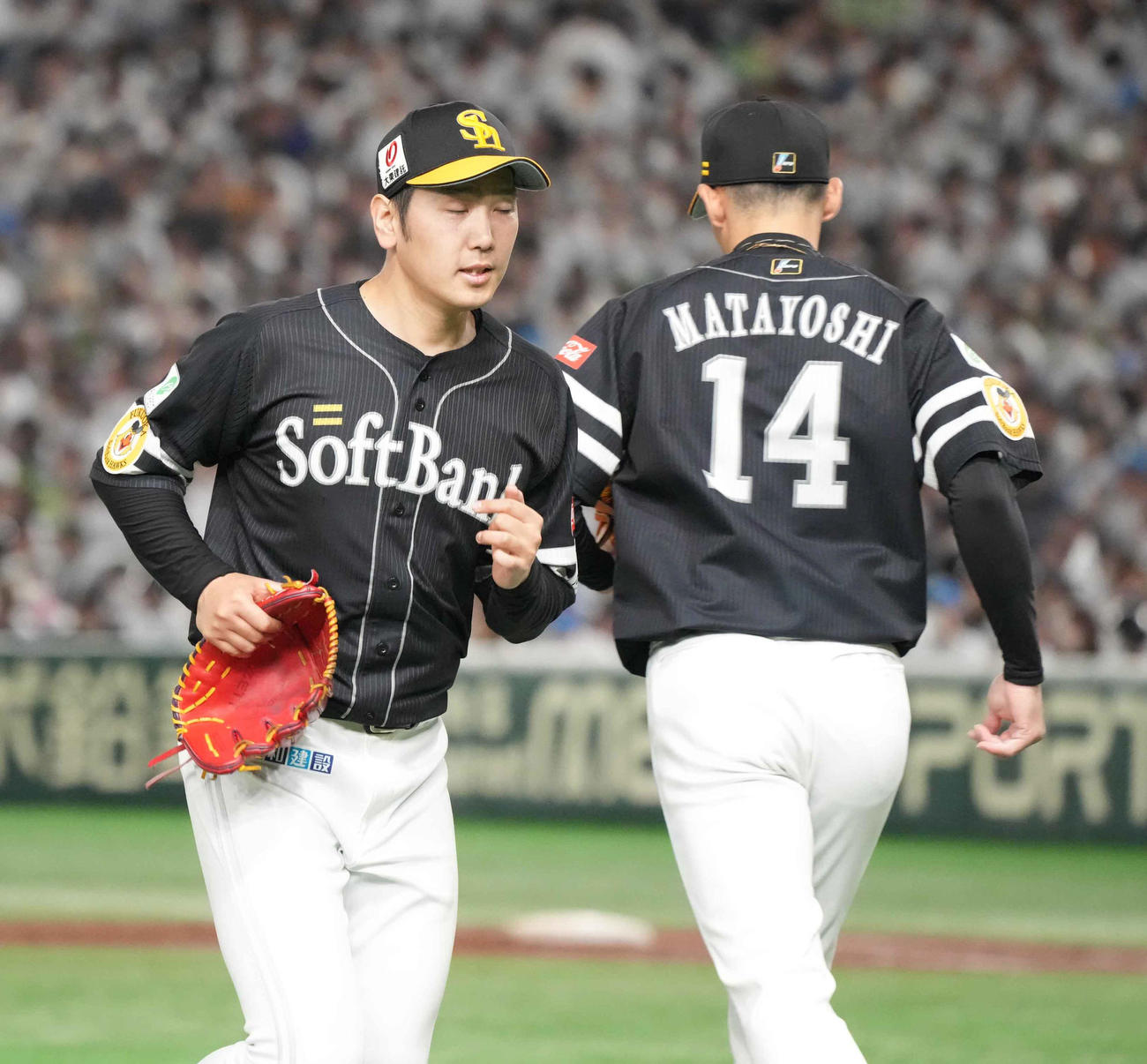 西武対ソフトバンク　5回裏西武1死二、三塁、ソフトバンク先発の石川は降板となる。右は2番手の又吉（撮影・小沢裕）