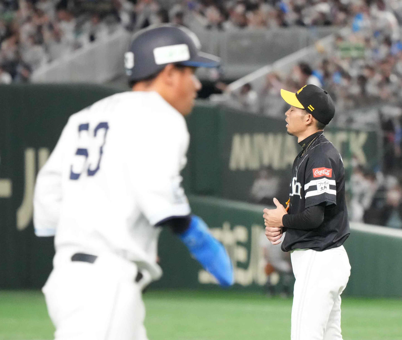 西武対ソフトバンク　5回裏西武1死二、三塁、ソフトバンク2番手の又吉（右）は外崎に3点本塁打を許す（撮影・小沢裕）