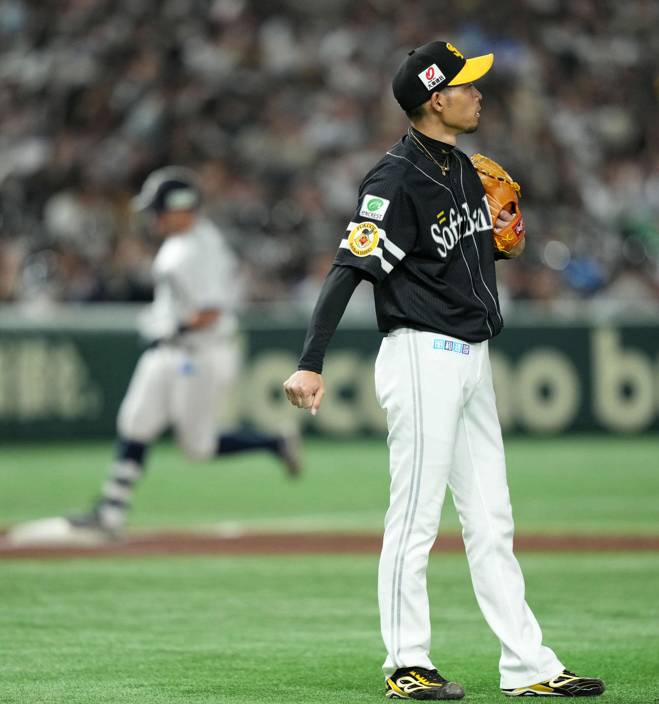 西武対ソフトバンク　5回裏西武2死一塁、ペイトンに右中間へ2点本塁打を浴び肩を落とす又吉（撮影・横山健太）
