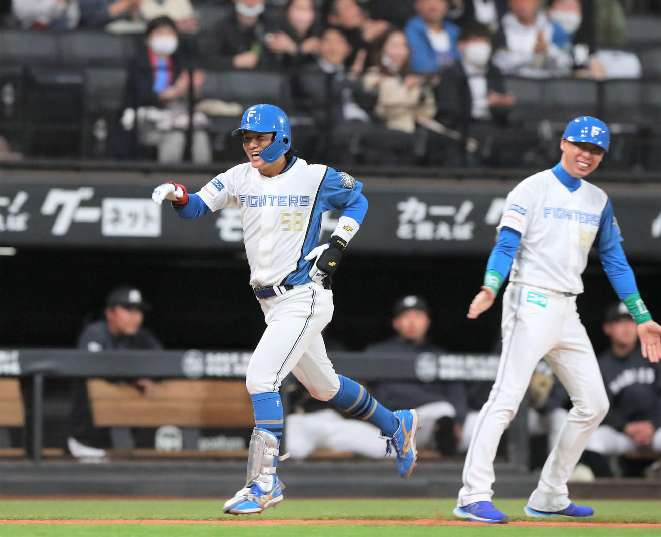 日本ハム対ロッテ　3回裏日本ハム無死、左越え本塁打を放ち笑顔の奈良間（撮影・黒川智章）