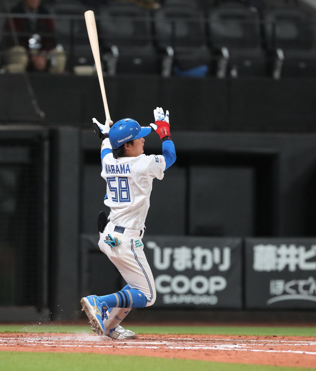 日本ハム対ロッテ　3回裏日本ハム無死、左越え本塁打を放つ奈良間（撮影・黒川智章）