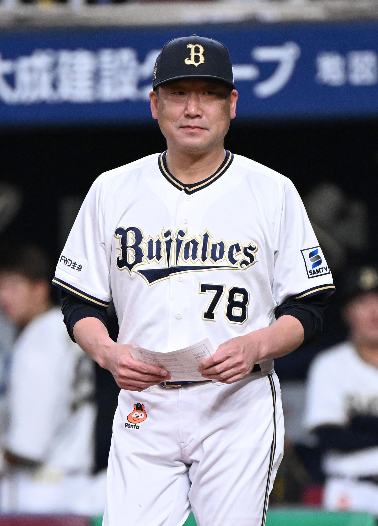 メンバー表を交換するオリックス中嶋監督（撮影・石井愛子）