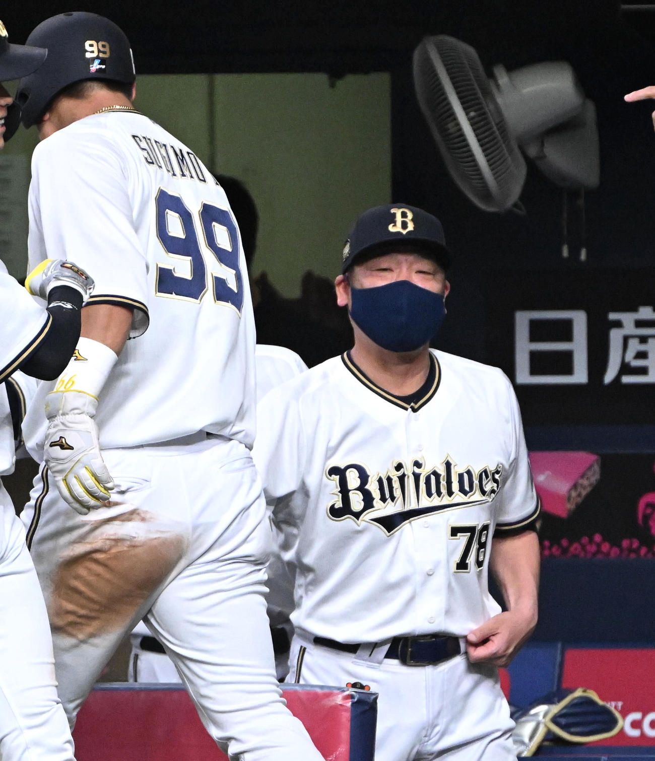 4回裏オリックス1死二塁　紅林の適時打で生還した杉本（左）とハイタッチをする中嶋監督（撮影・石井愛子）