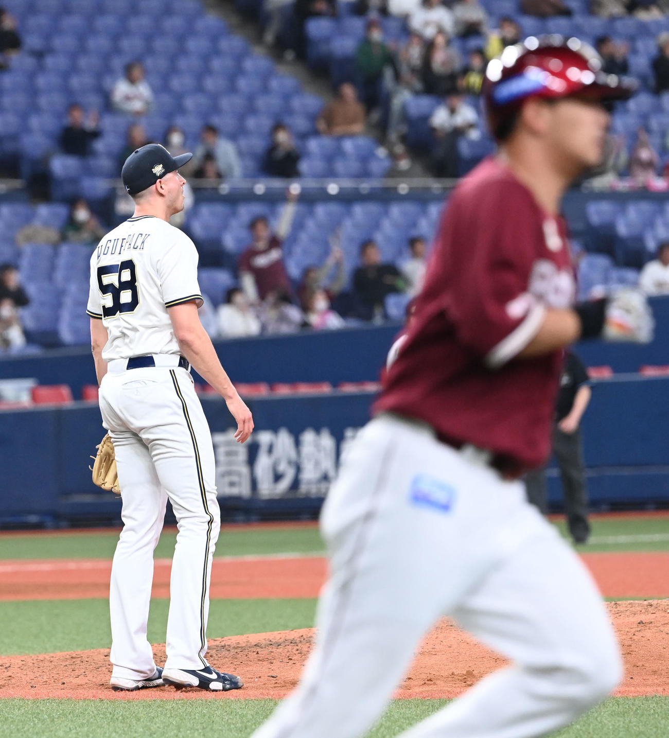 オリックス対楽天　8回表楽天1死一塁、浅村に逆転2点本塁打を浴びるワゲスパック（撮影・和賀正仁）