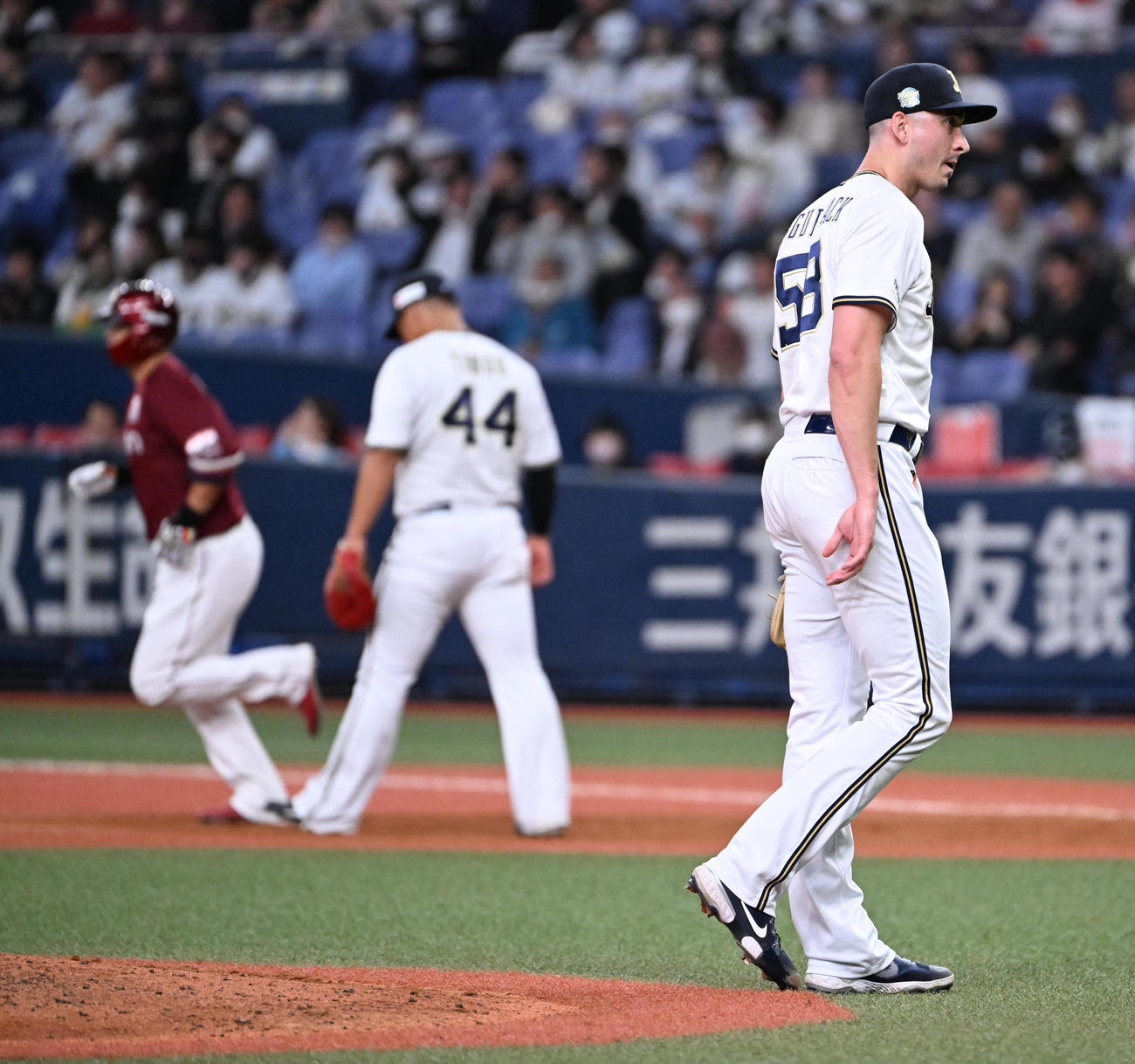 オリックス対楽天　8回表楽天1死一塁　浅村（左）に逆転2点本塁打を浴びたオリックスのワゲスパック（撮影・石井愛子）