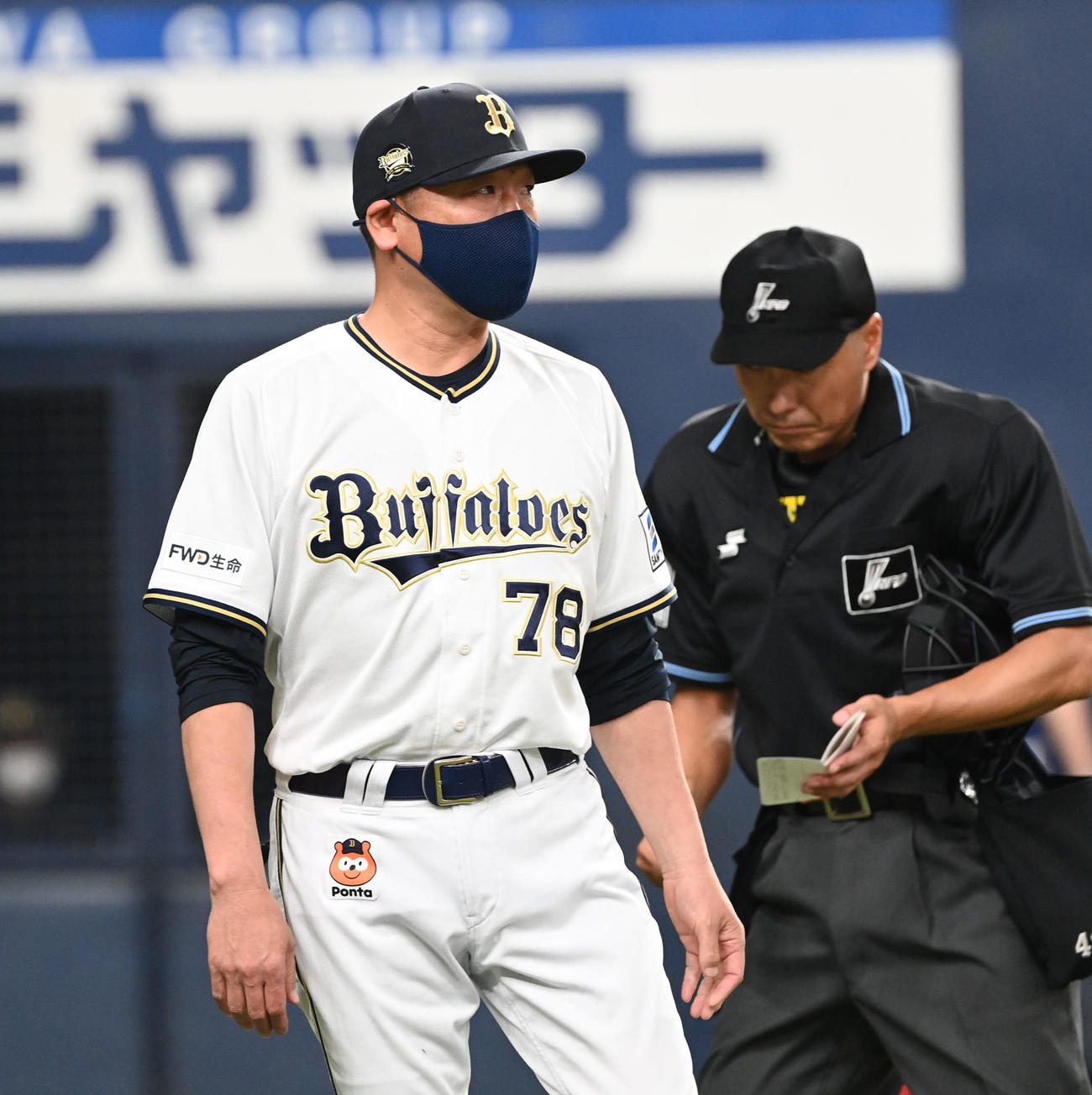 オリックス対楽天　オリックス対楽天　6回表楽天1死一、三塁、ピンチを迎え山岡から宇田川へスイッチする中嶋監督（撮影・和賀正仁）