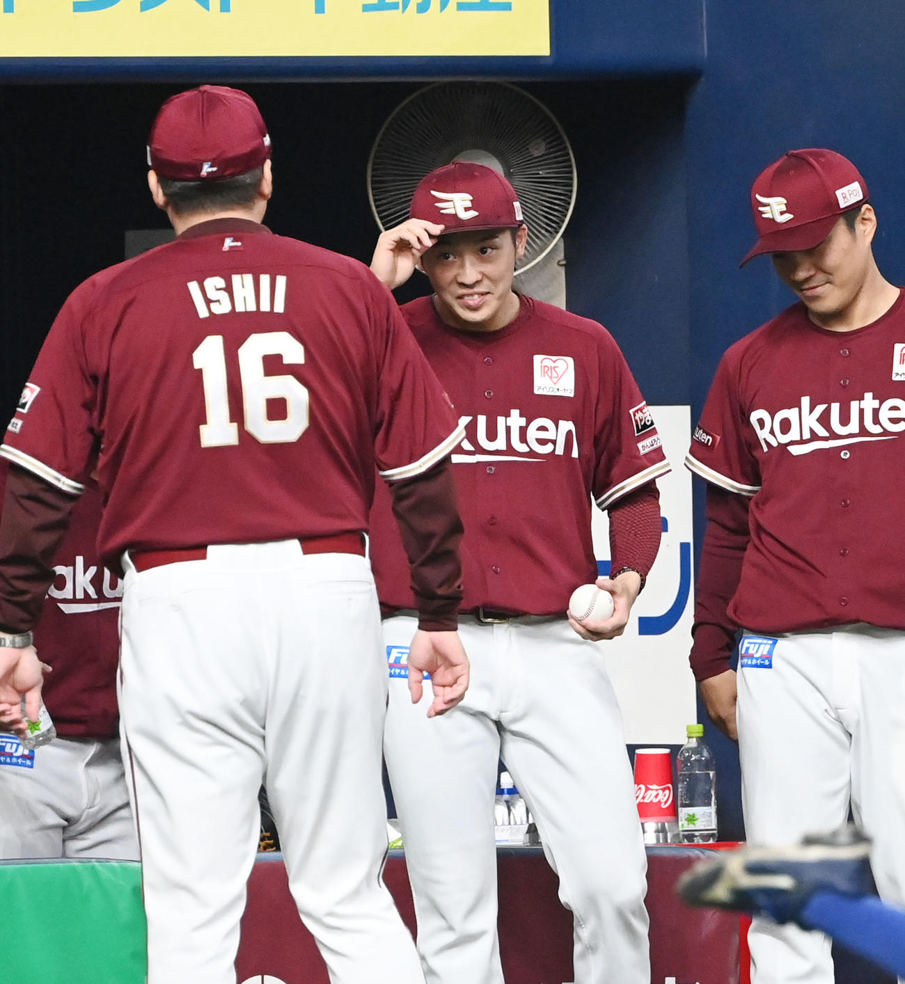 オリックス対楽天　プロ初勝利を挙げ、ウイニングボールを手にする伊藤（中央）、左は楽天石井監督（撮影・和賀正仁）