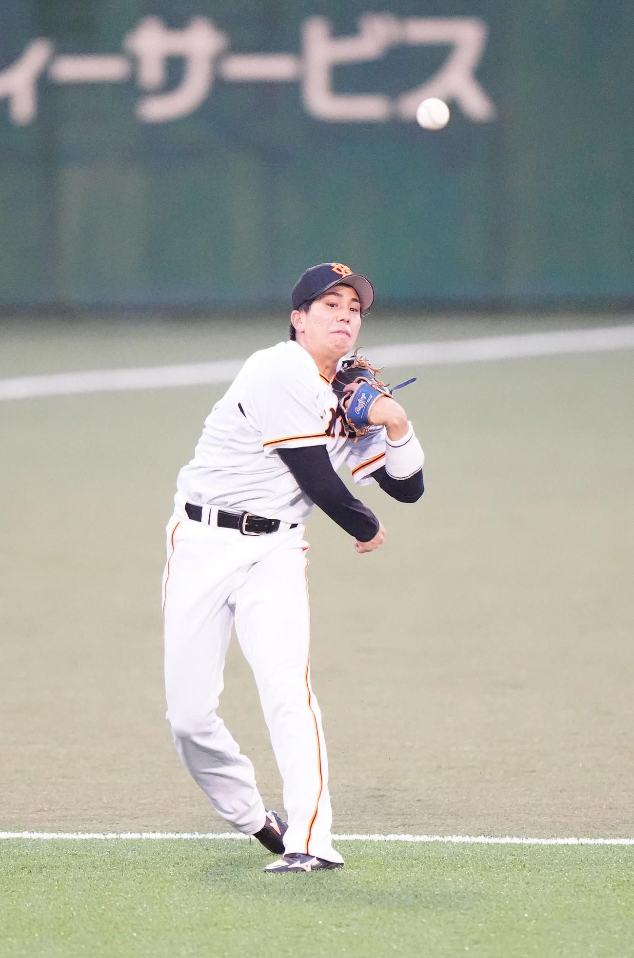 4回表DeNA無死、京田の打球を処理し、送球するも内野安打を許した遊撃手門脇（撮影・江口和貴）