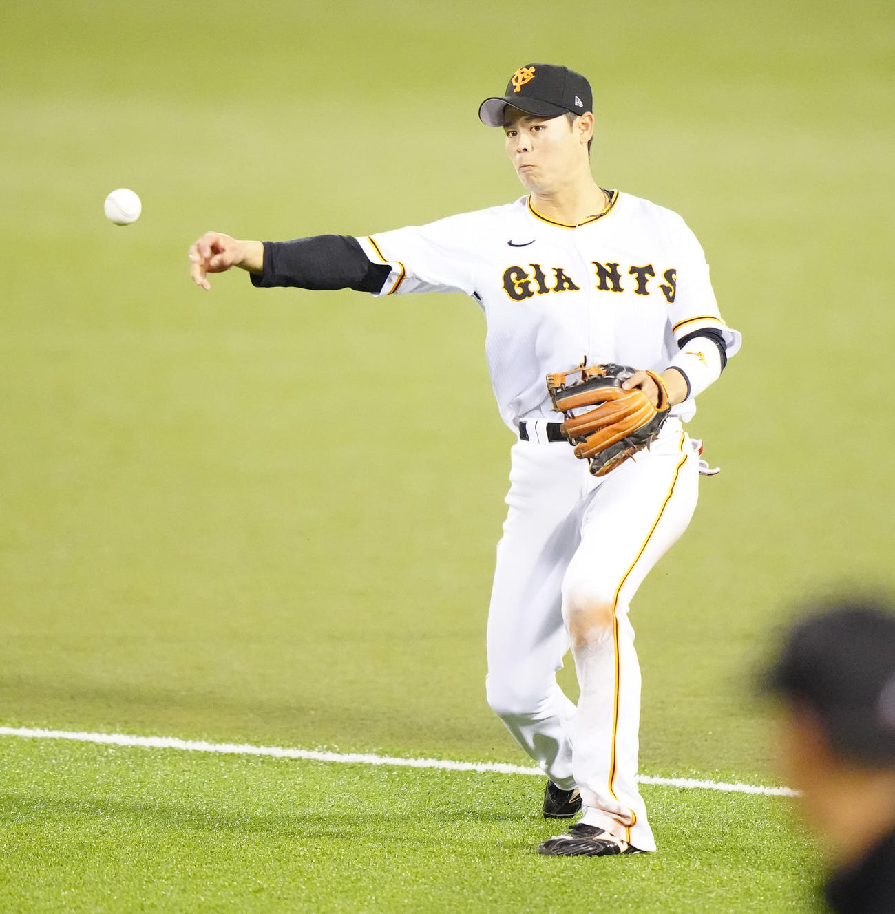 巨人対DeNA 5回表DeNA2死、京田の二ゴロとなった打球を処理し、送球する二塁手中山（撮影・江口和貴）