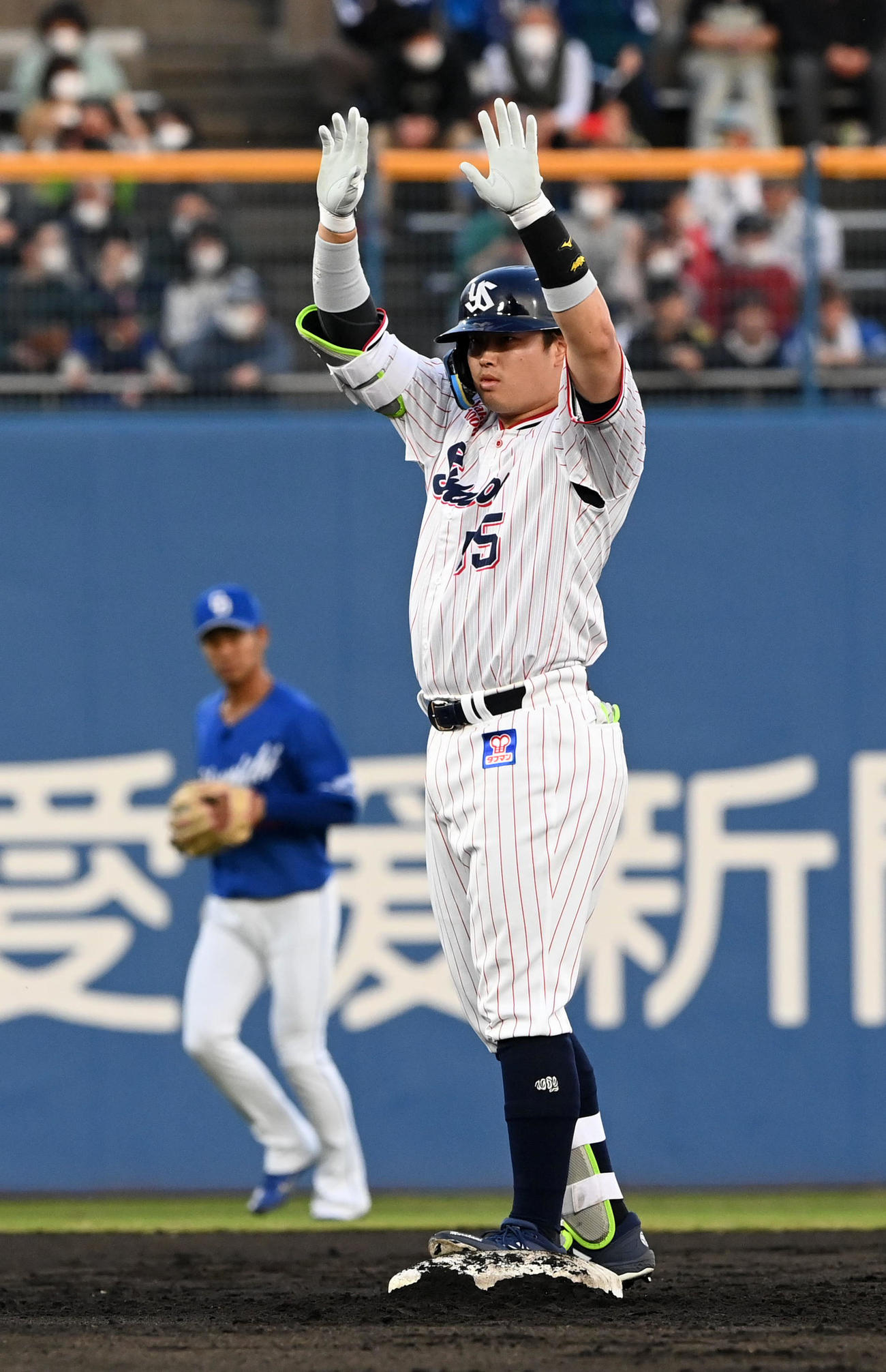 ヤクルト対中日　1回裏ヤクルト2死三塁、村上は先制の左適時二塁打を放つ（撮影・前岡正明）