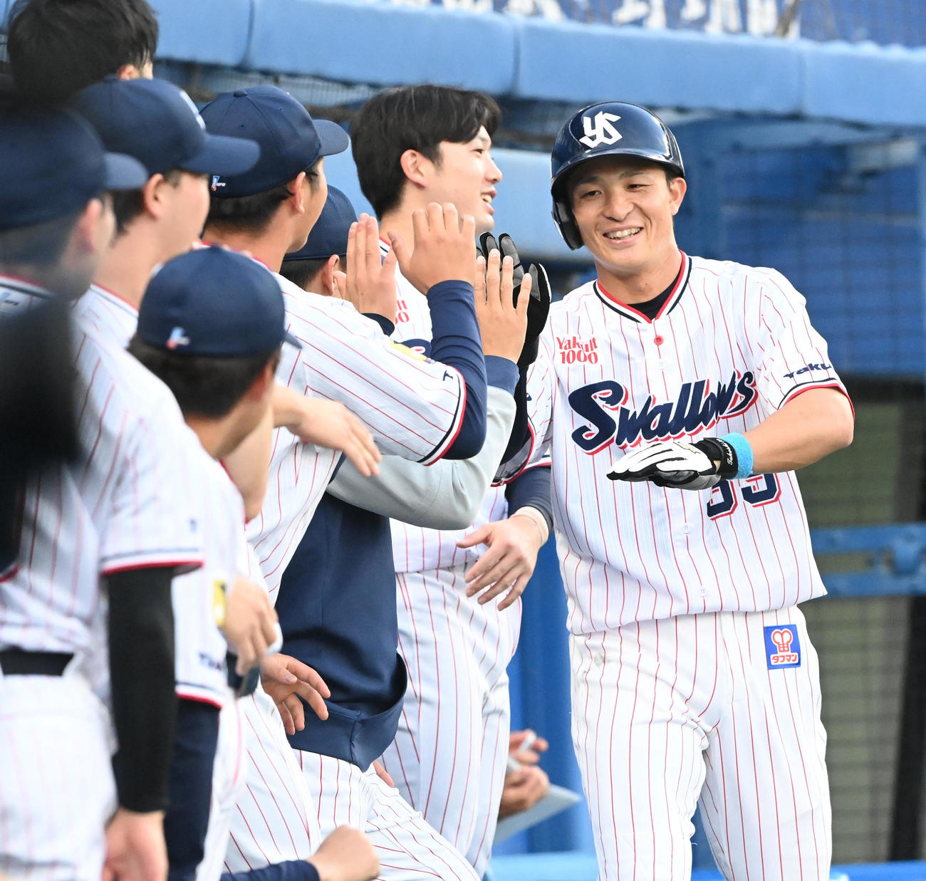 ヤクルト対中日　1回裏ヤクルト2死三塁、村上の先制左適時二塁打で生還した宮本はナインと笑顔でタッチ（撮影・前岡正明）