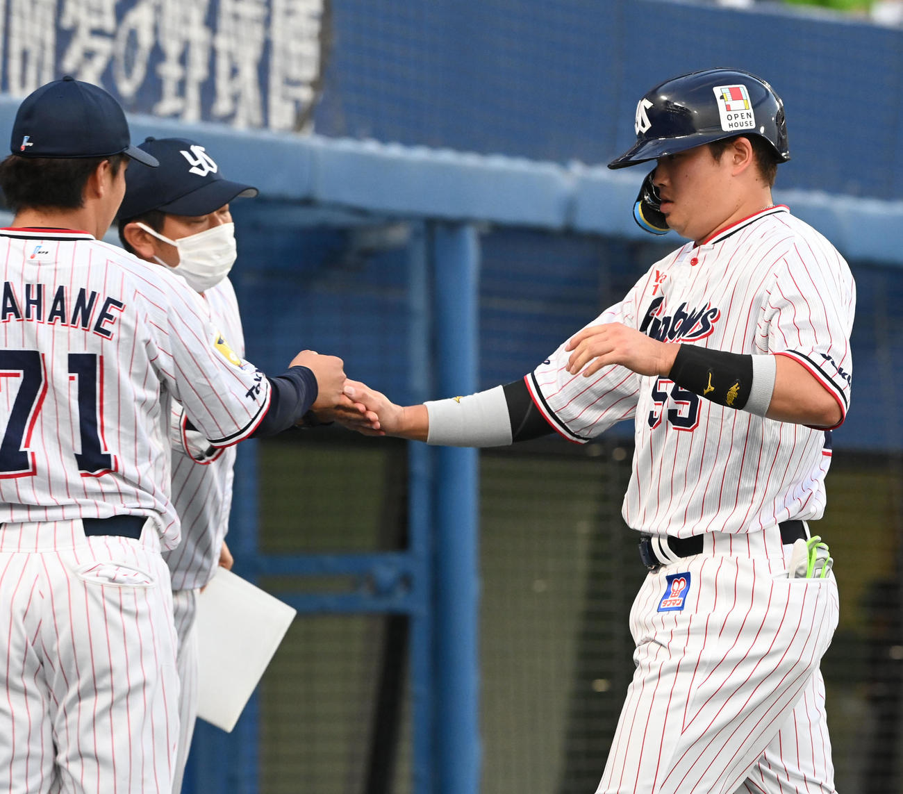 ヤクルト対中日　1回裏ヤクルト2死三塁、村上は先制の左適時二塁打を放ちベンチ前でナインとタッチ（撮影・前岡正明）