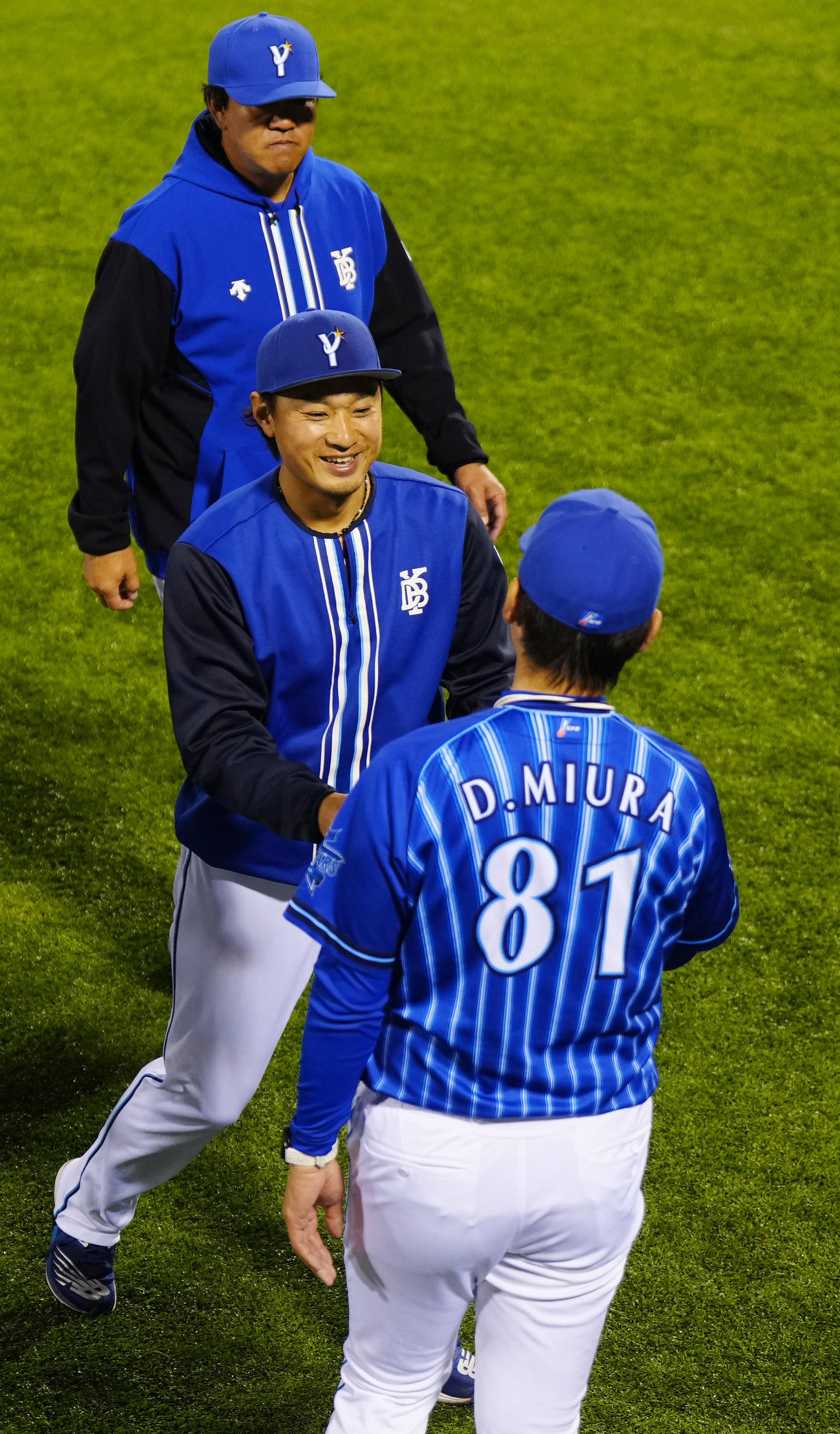 巨人対DeNA　試合後、DeNA三浦監督（右）とタッチを交わし、笑顔を見せる石田（撮影・江口和貴）
