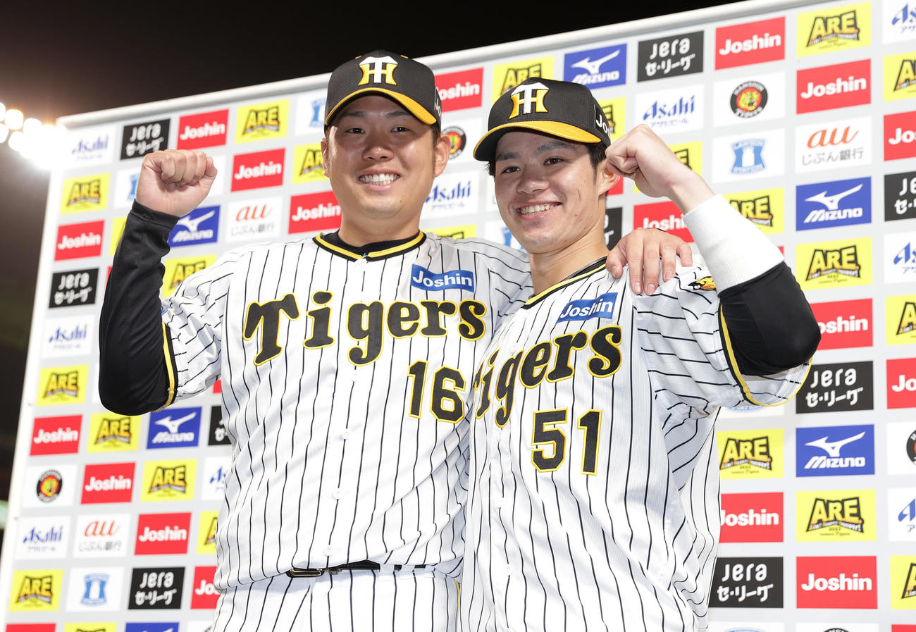 阪神対広島　広島にサヨナラ勝ちし、お立ち台で笑顔のガッツポーズをみせる阪神西勇（左）と中野（撮影・前田充）