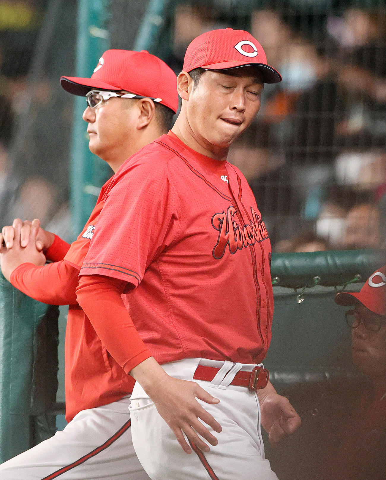阪神対広島　8回表、代打を送りベンチへ引き揚げる広島新井監督（撮影・上山淳一）