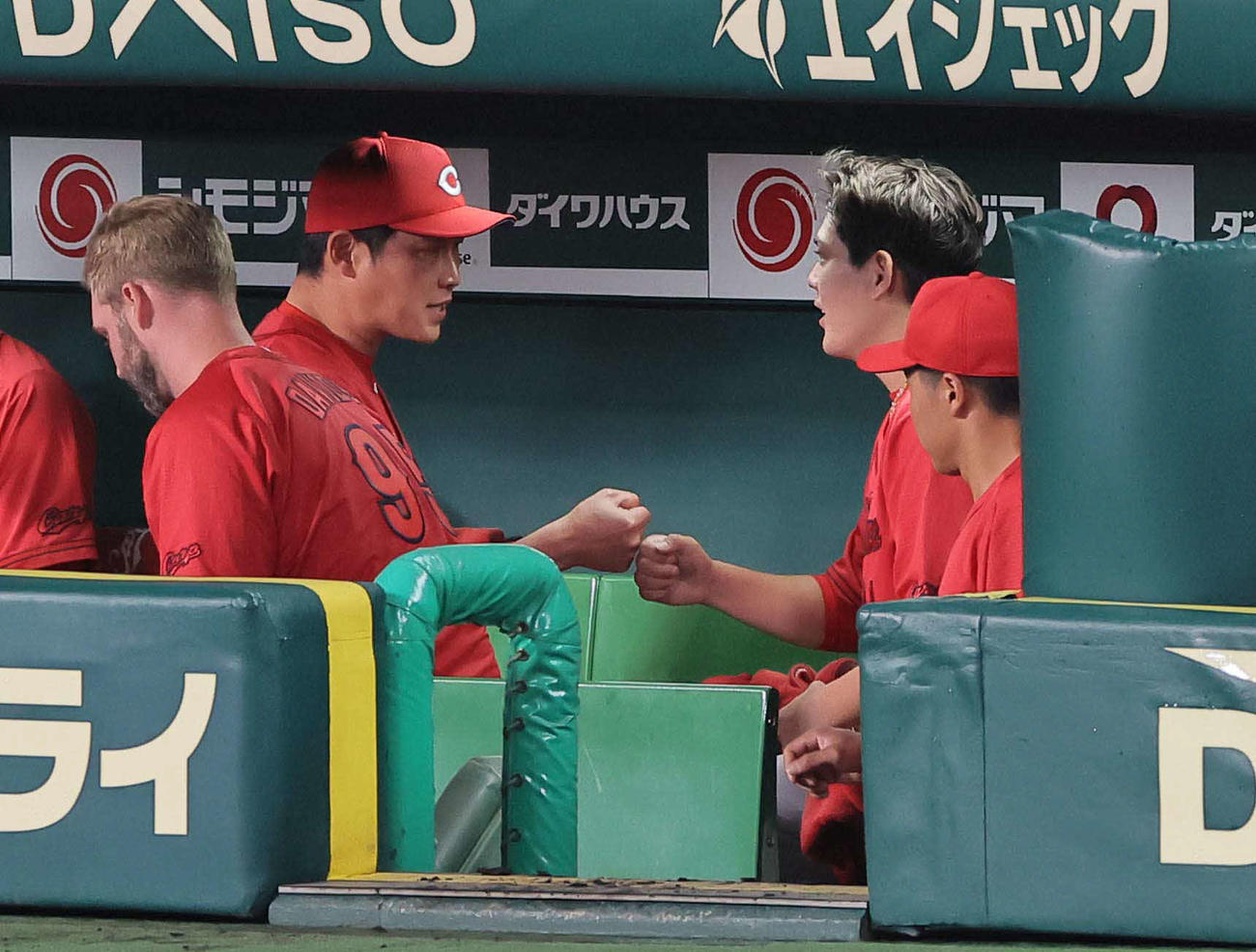 阪神対広島　7回無失点に抑えた九里（右）とグータッチする新井監督（撮影・上田博志）
