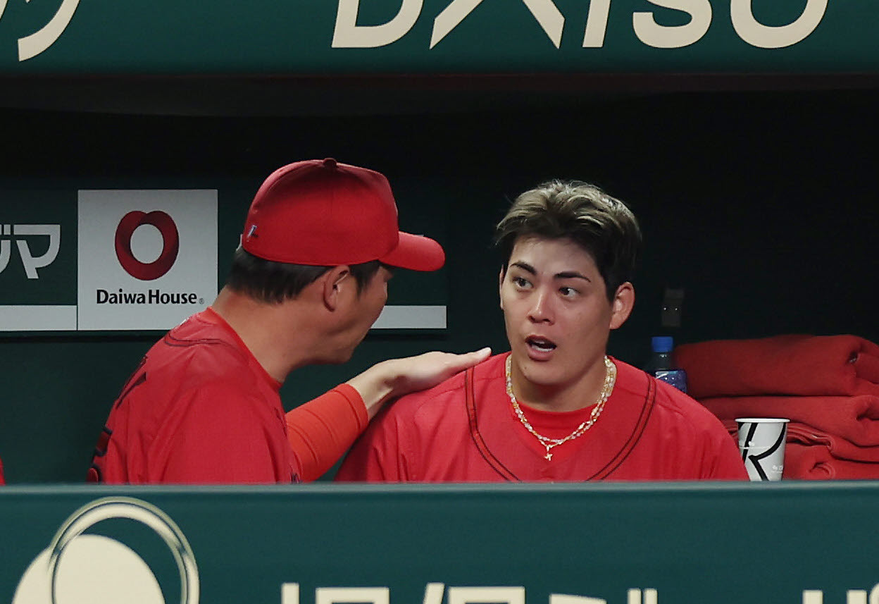 阪神対広島　7回裏を投げ終え、ベンチで広島新井監督（左）に声を掛けられる九里（撮影・前田充）