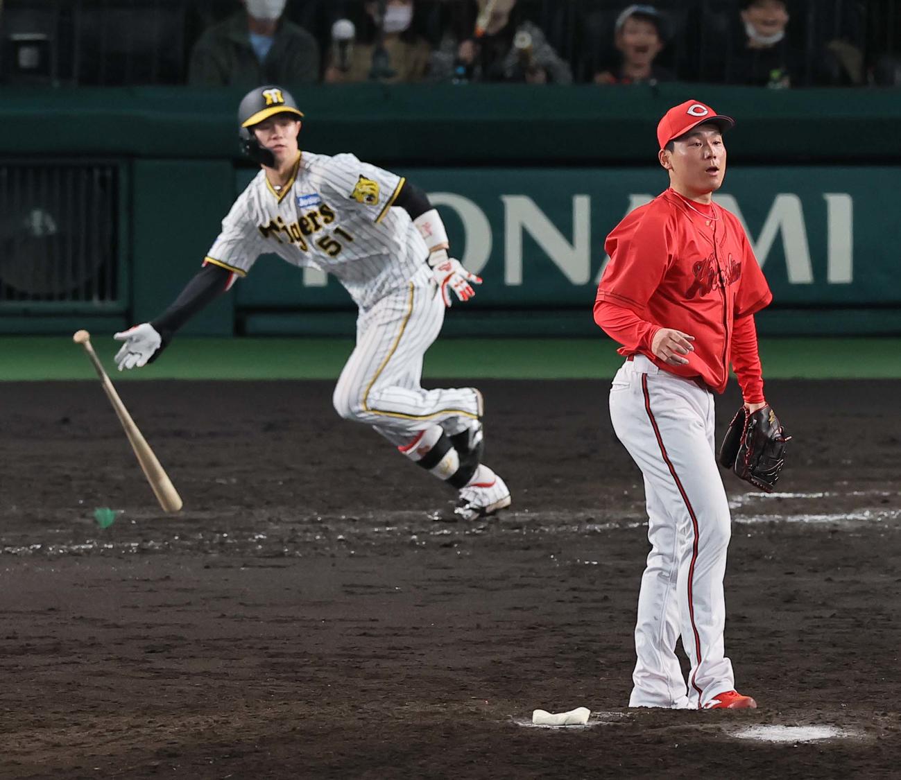 阪神対広島　9回裏阪神2死満塁、中野に逆転サヨナラ打を浴びた広島栗林（撮影・上田博志）