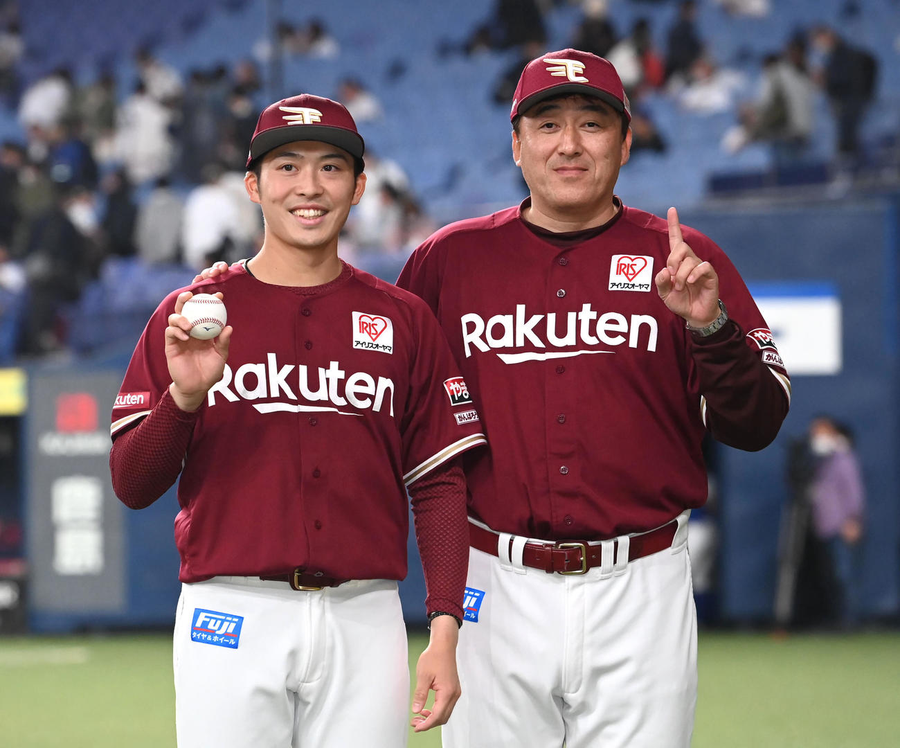プロ初勝利をし笑顔を見せる伊藤茉（左）。右は石井監督（撮影・石井愛子）