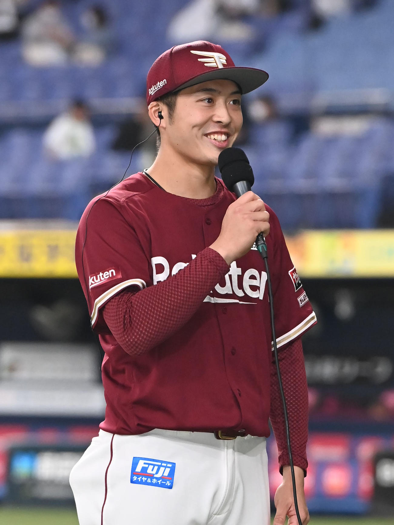ヒーローインタビューに答える楽天伊藤茉（撮影・石井愛子）