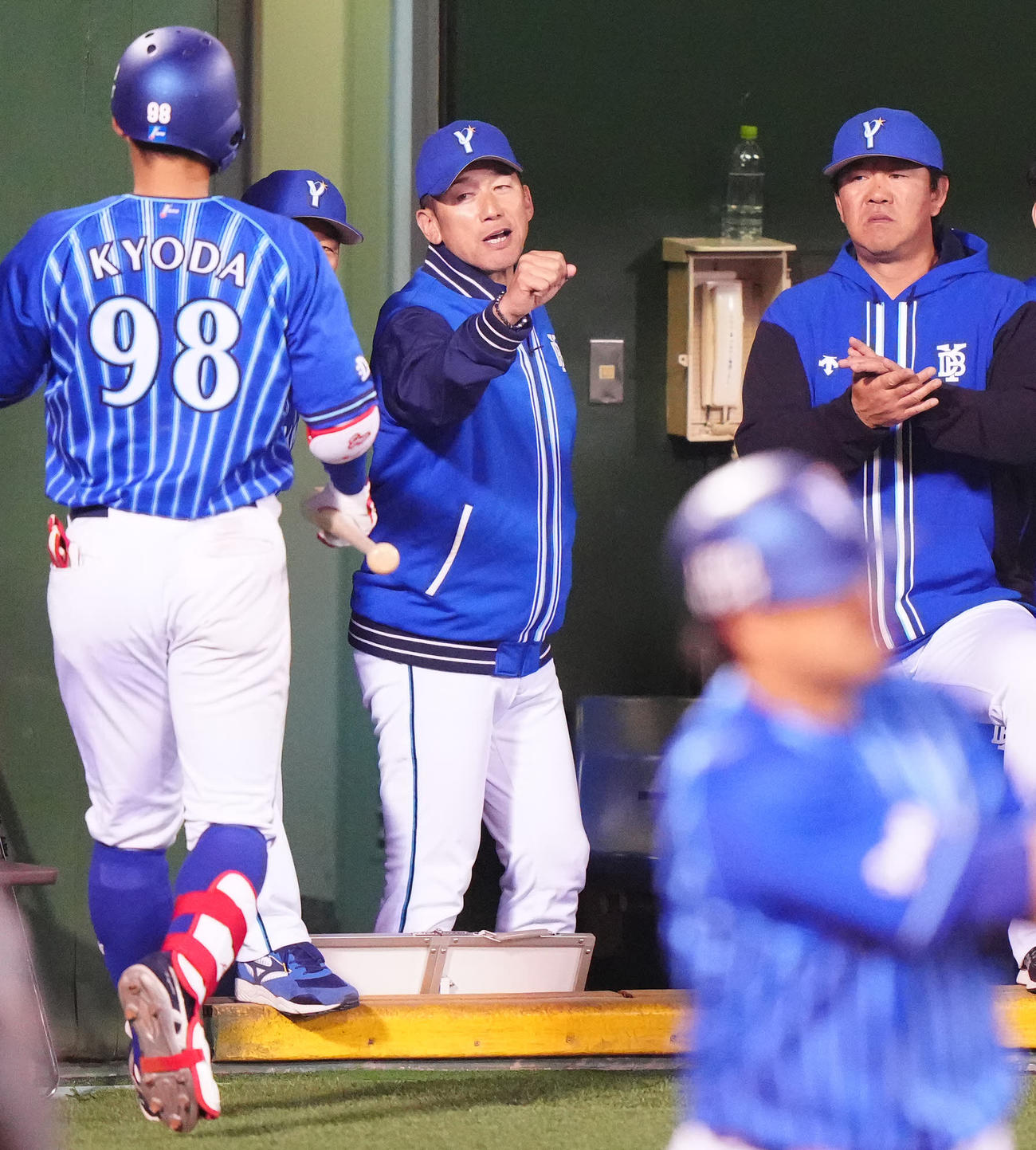 巨人対DeNA 8回表DeNA無死二塁、送りバントを決めた京田（左）を迎える三浦監督（中央）（撮影・江口和貴）