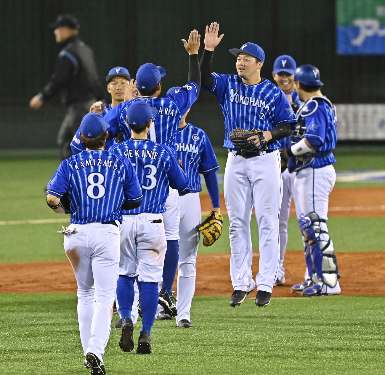 巨人対DeNA　試合に勝利しタッチを交わすDeNAの選手たち（撮影・滝沢徹郎）