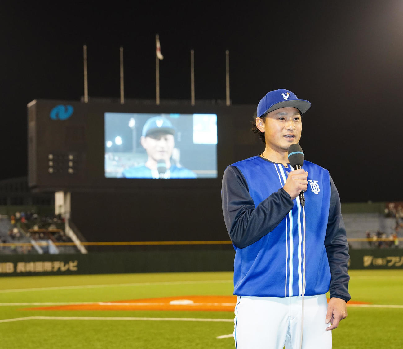 巨人対DeNA　試合後、インタビューを受けるDeNA石田（撮影・江口和貴）