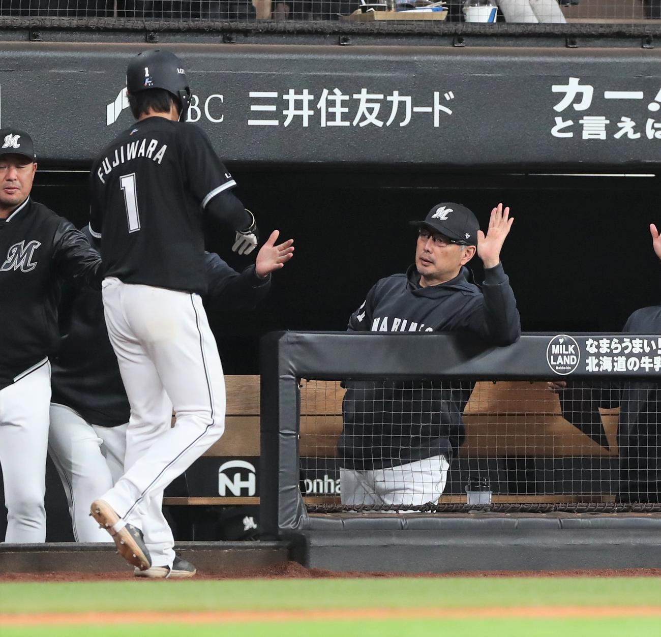 日本ハム対ロッテ　4回、生還した藤原を出迎える吉井監督（撮影・黒川智章）