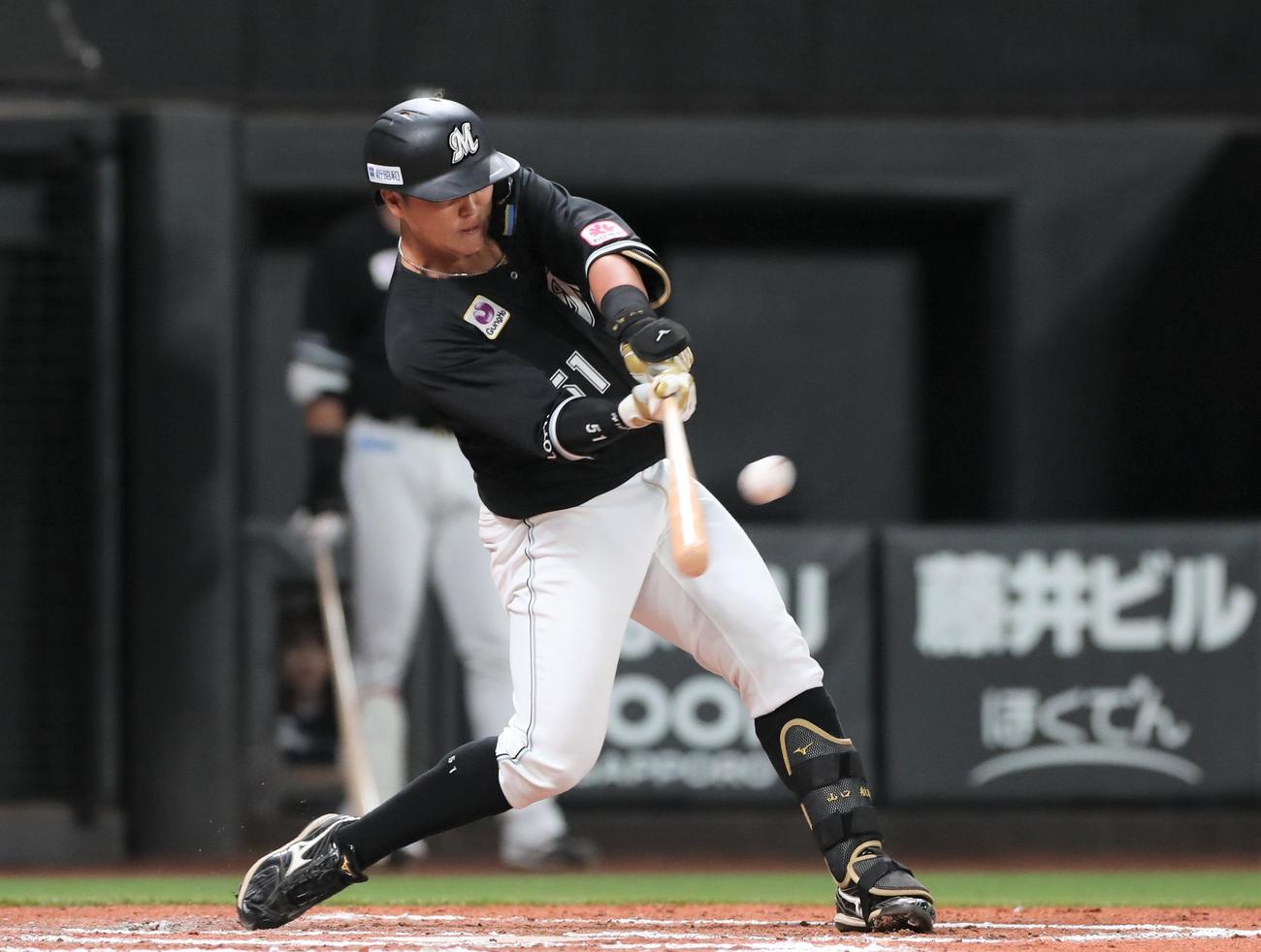日本ハム対ロッテ　6回表ロッテ2死一、二塁、左越え2点適時二塁打を放つ山口（撮影・黒川智章）