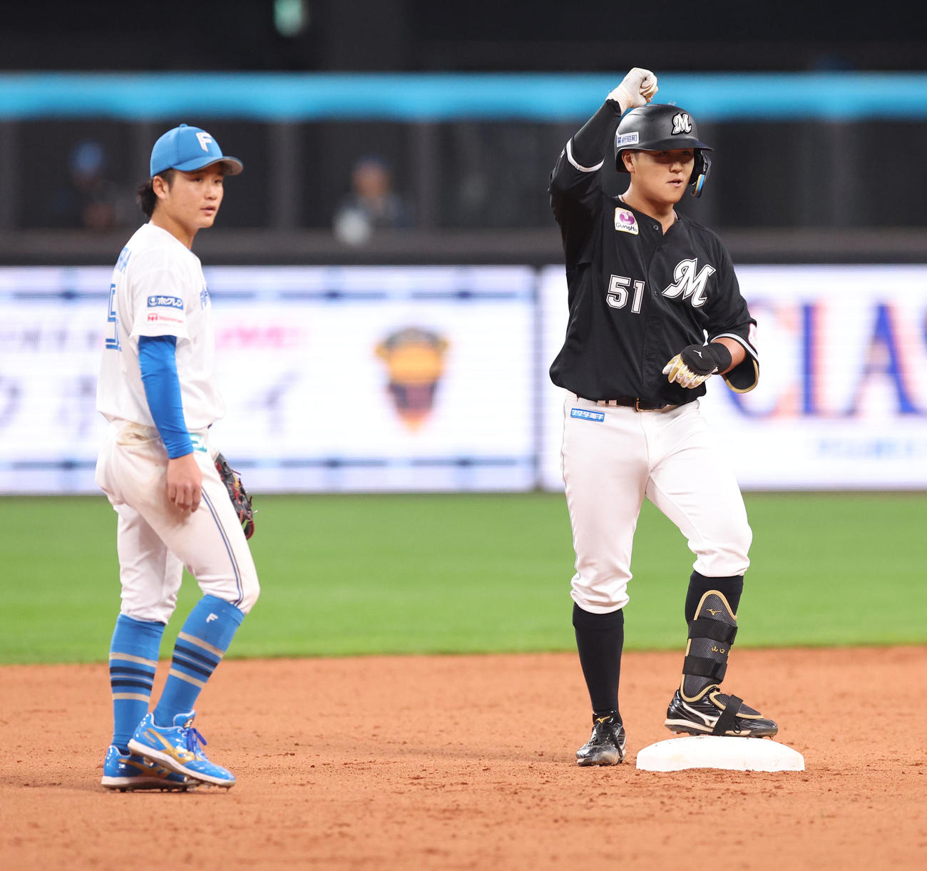 日本ハム対ロッテ　6回表ロッテ2死一、二塁、山口は適時二塁打を放ちガッツポーズをする。左は奈良間（撮影・佐藤翔太）