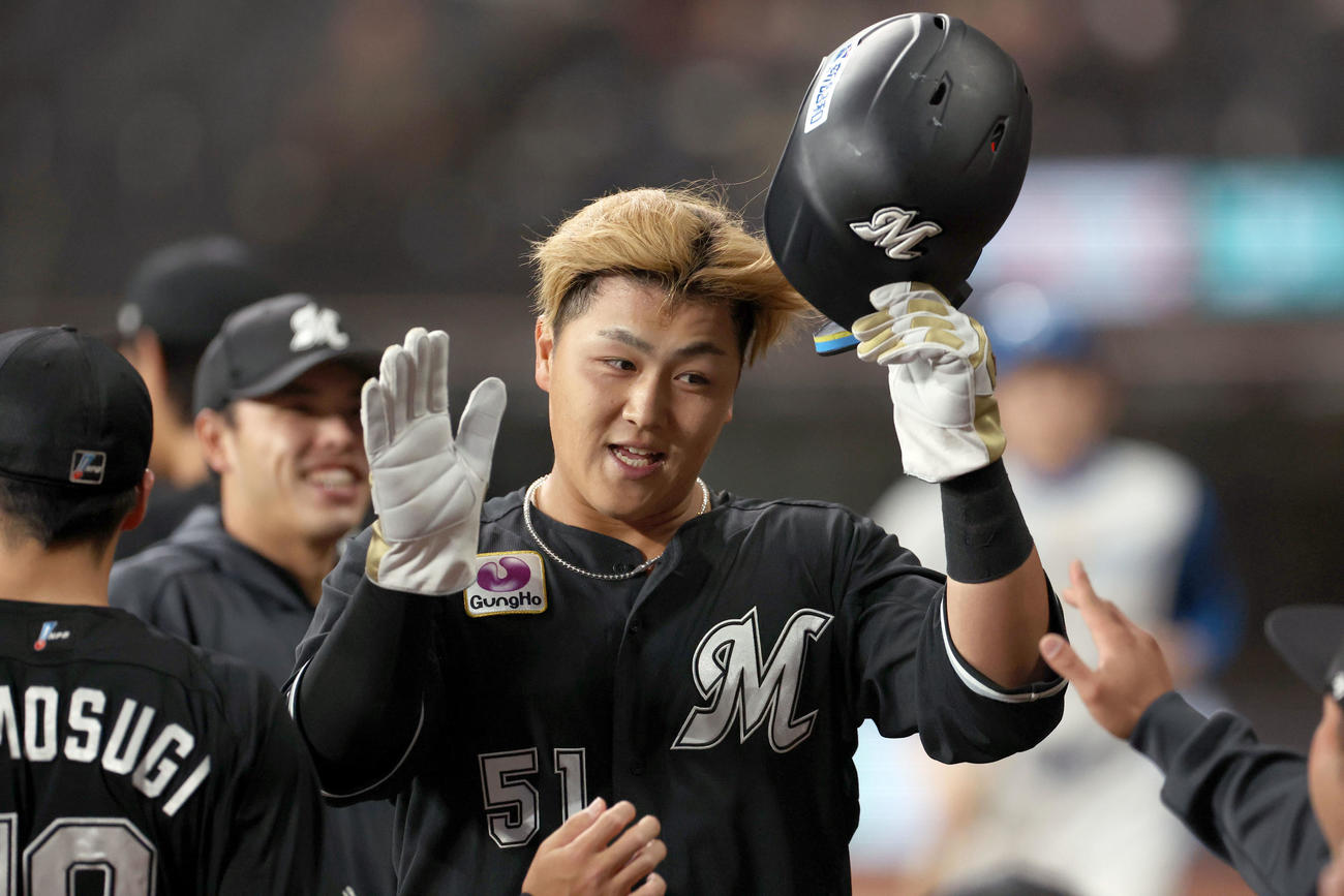 日本ハム対ロッテ　6回表、適時二塁打を放った山口はナインに出迎えられる（撮影・佐藤翔太）