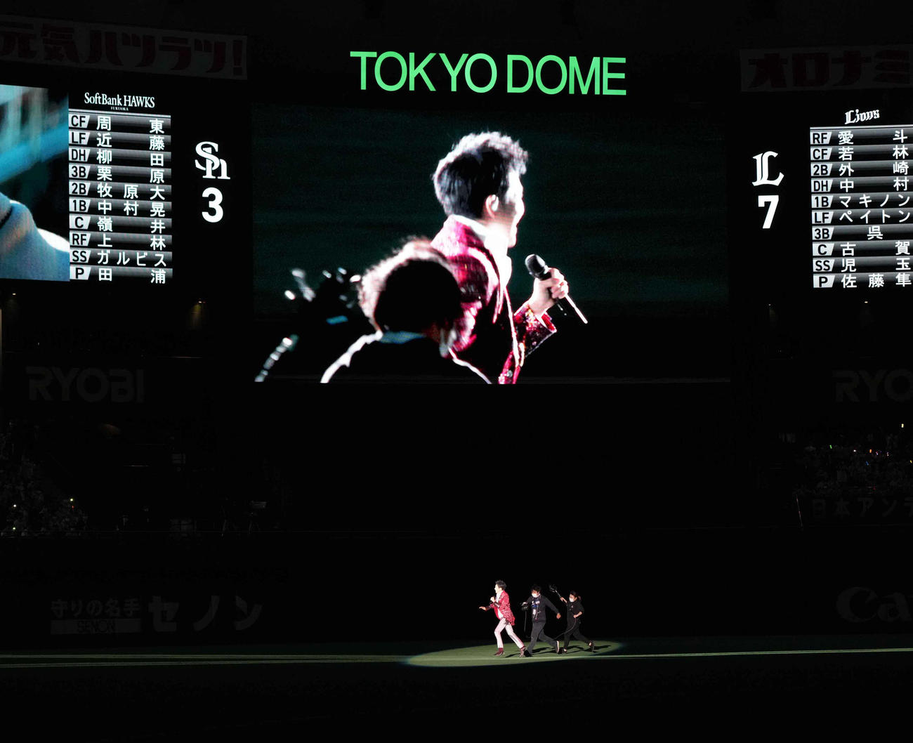 西武対ソフトバンク　試合後にのスペシャルライブでグラウンドを走り回る郷ひろみ（撮影・小沢裕）