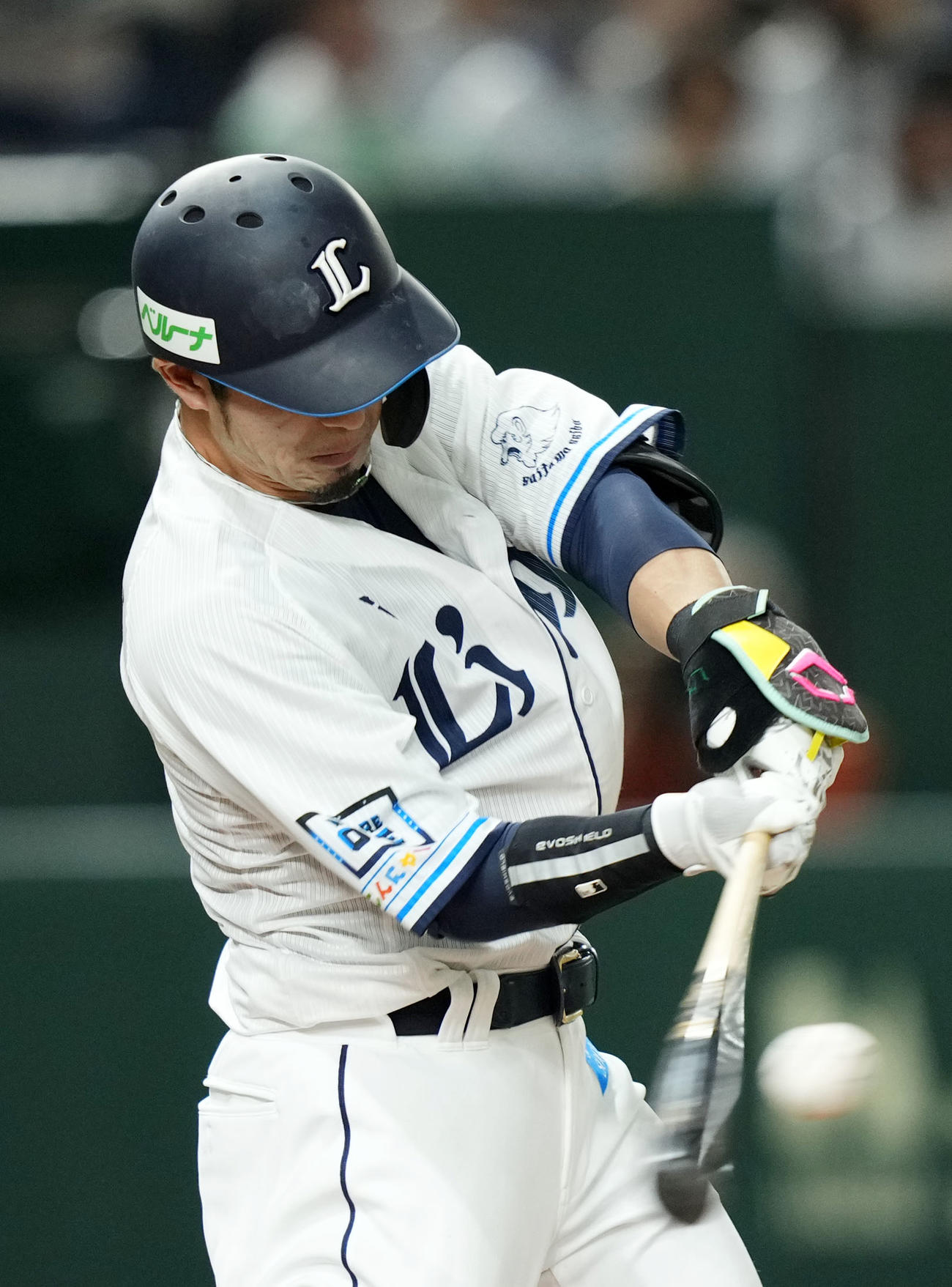 西武対ソフトバンク　4回裏西武1死、右越え本塁打を放つ外崎（撮影・横山健太）