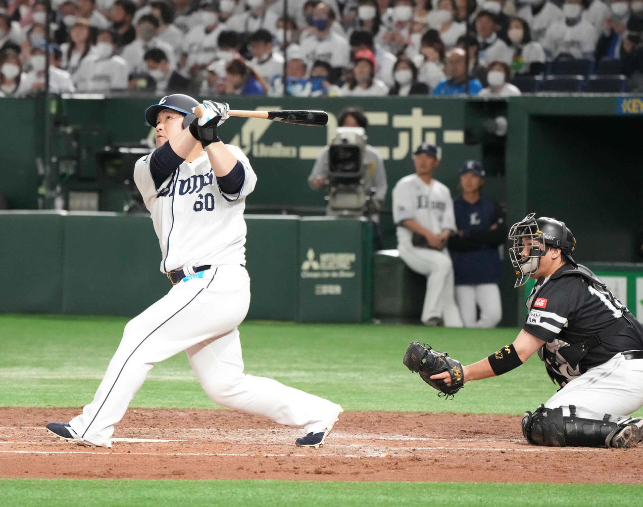 西武対ソフトバンク　4回裏西武1死、中村は左越えに2者連続のソロ本塁打を放つ。捕手甲斐（撮影・小沢裕）
