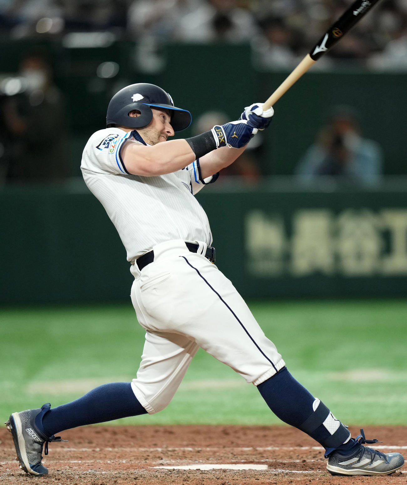 西武対ソフトバンク　5回裏西武2死一塁、右中間へ2点本塁打を放つペイトン（撮影・横山健太）