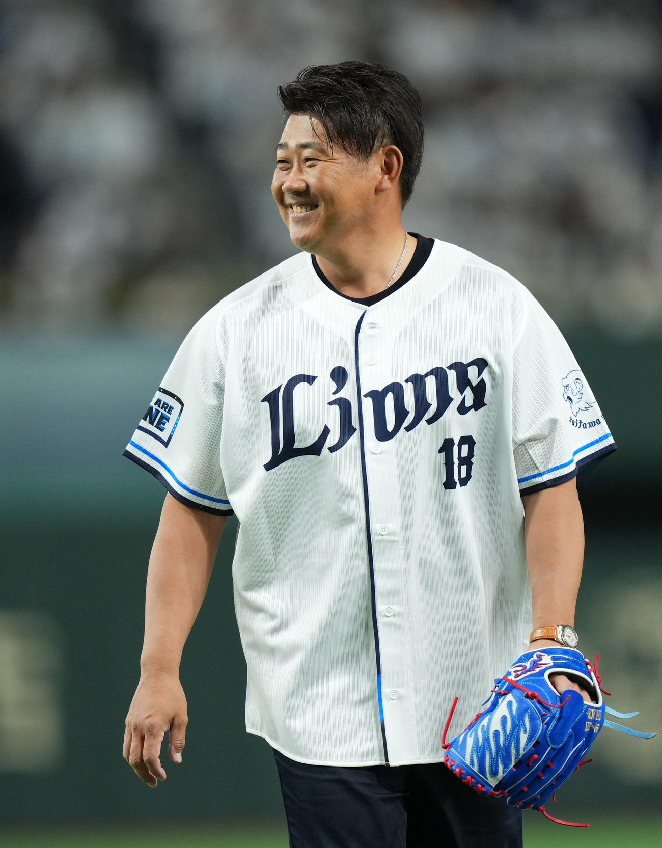 西武対ソフトバンク　始球式を終え笑顔を見せる松坂大輔氏（撮影・横山健太）