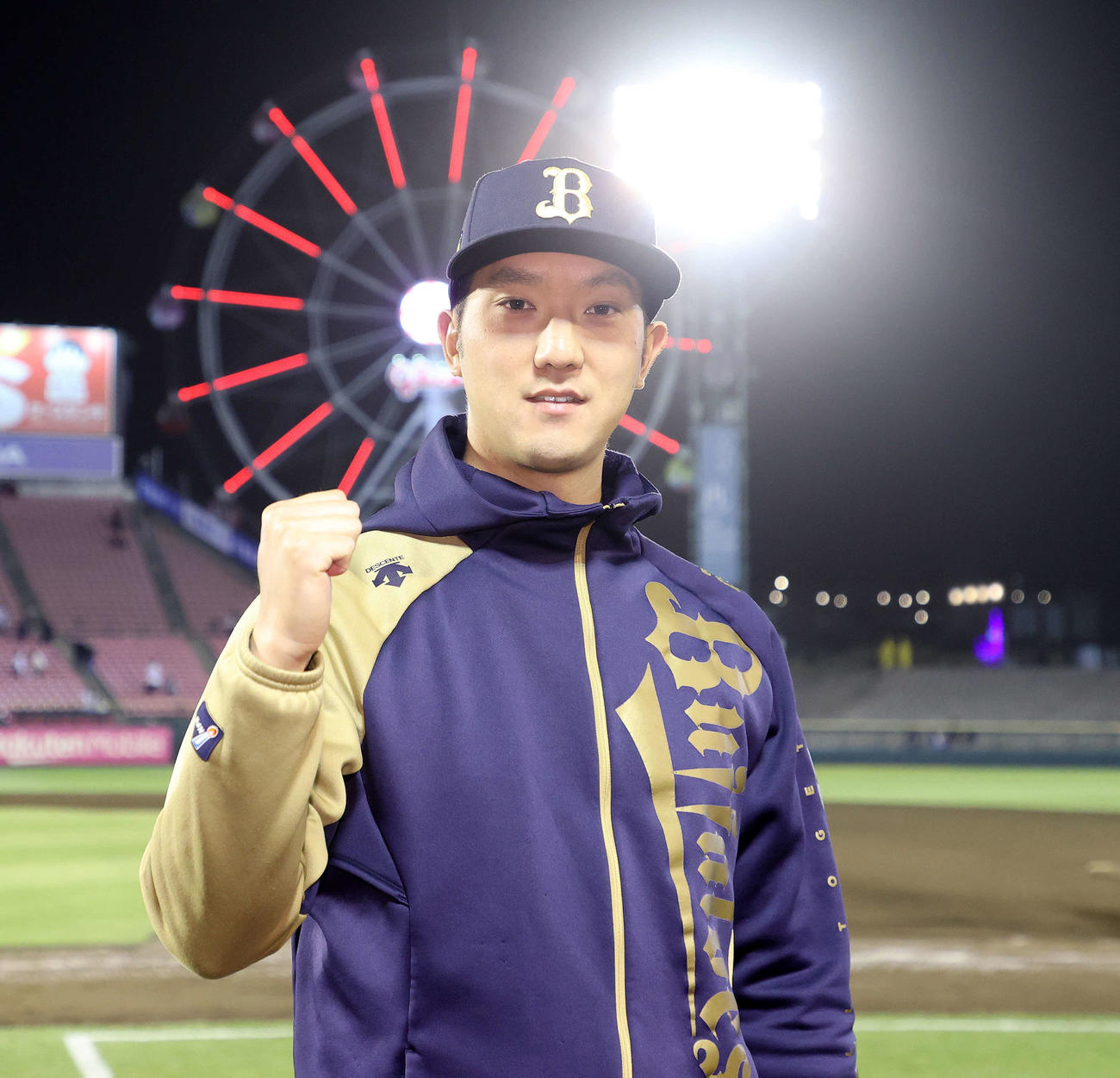 4月12日、楽天に勝利しガッツポーズするオリックス田嶋