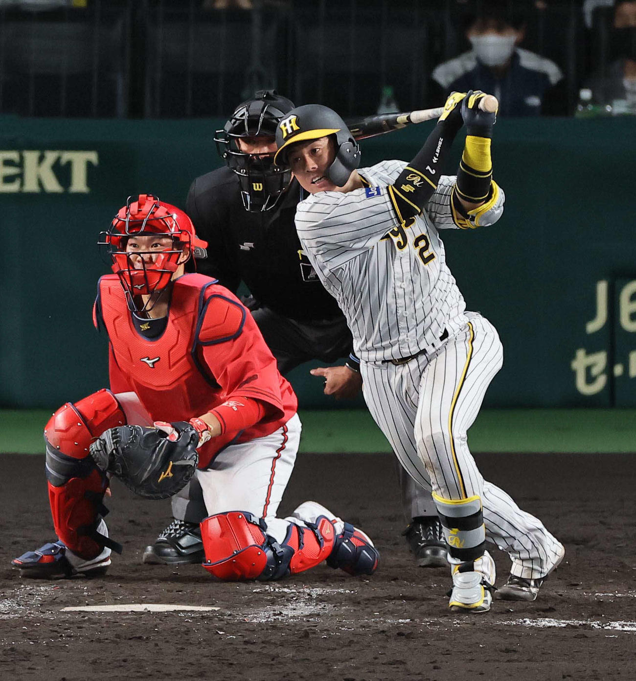 阪神対広島　9回裏阪神1死、梅野は右前打を放つ（撮影・上田博志）