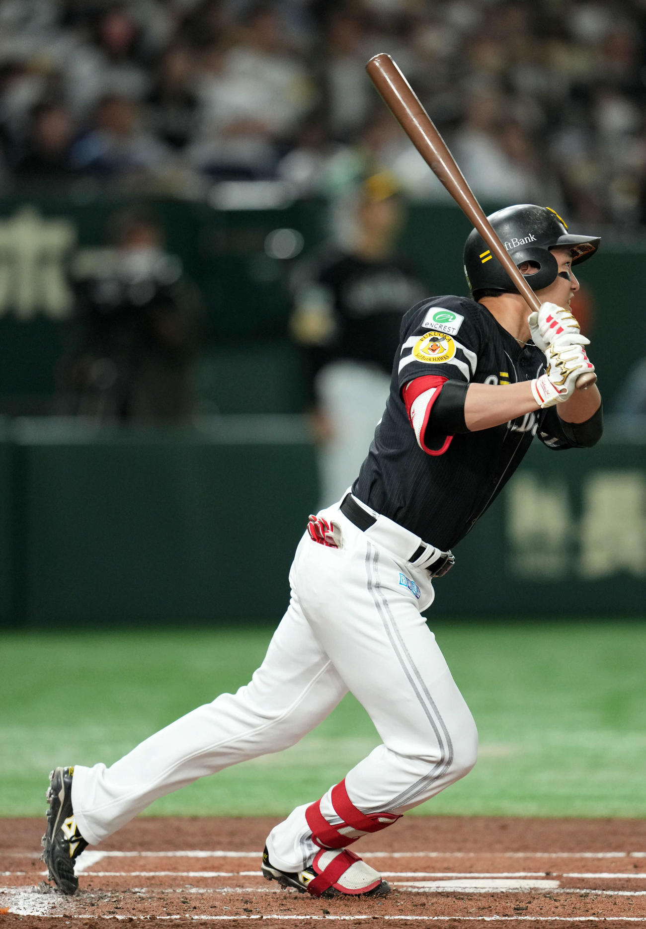 西武対ソフトバンク　1回表ソフトバンク1死一、二塁、中前適時打を放つ栗原（撮影・横山健太）