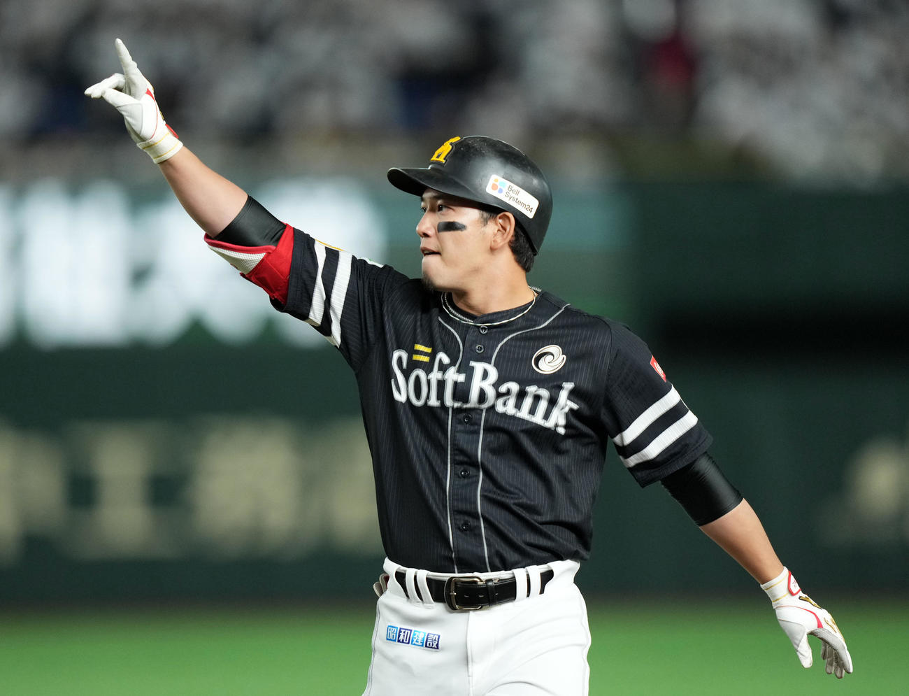 西武対ソフトバンク　1回表ソフトバンク1死一、二塁、中前適時打を放ちベンチを指さす栗原（撮影・横山健太）