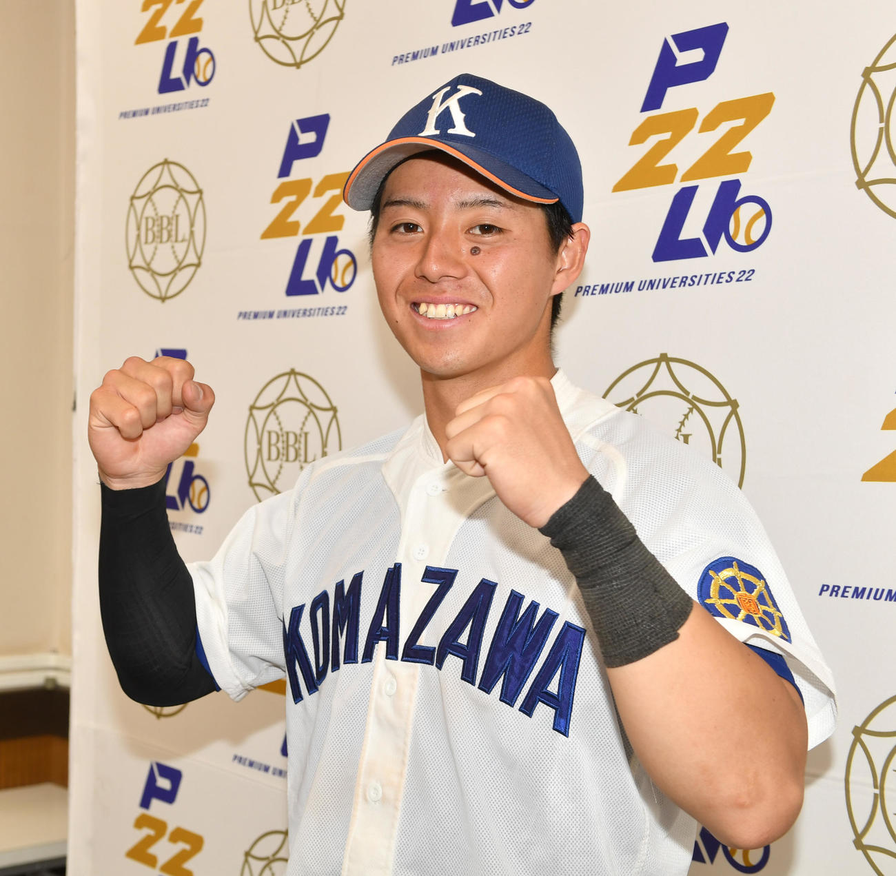 中大対駒大　決勝打の駒大・薩美はガッツポーズする（撮影・柴田隆二）