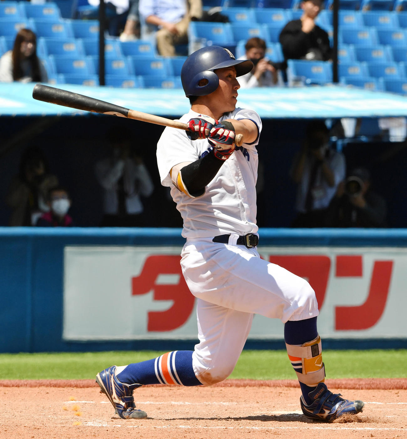 中大対駒大　7回裏駒大2死一、三塁、薩美は右越えに適時三塁打を放つ（撮影・柴田隆二）