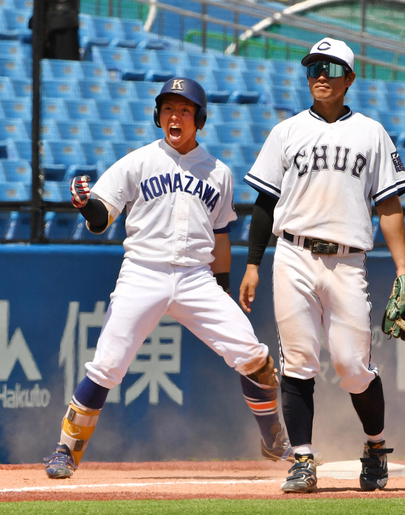 中大対駒大　7回裏駒大2死一、三塁、薩美（左）は右越えに適時三塁打を放ちガッツポーズする（撮影・柴田隆二）